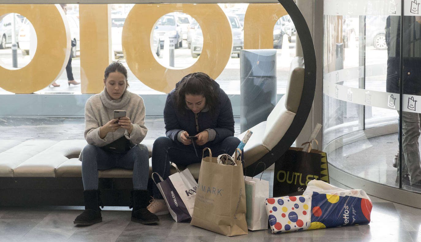 Con motivo de la llegada de los descuentos del mes de enero y con la proximidad del día de Reyes, los vallisoletanos han aprovechado para realizar sus compras llenando los establecimientos de las calles principales y también, el centro comercial Río Shopping