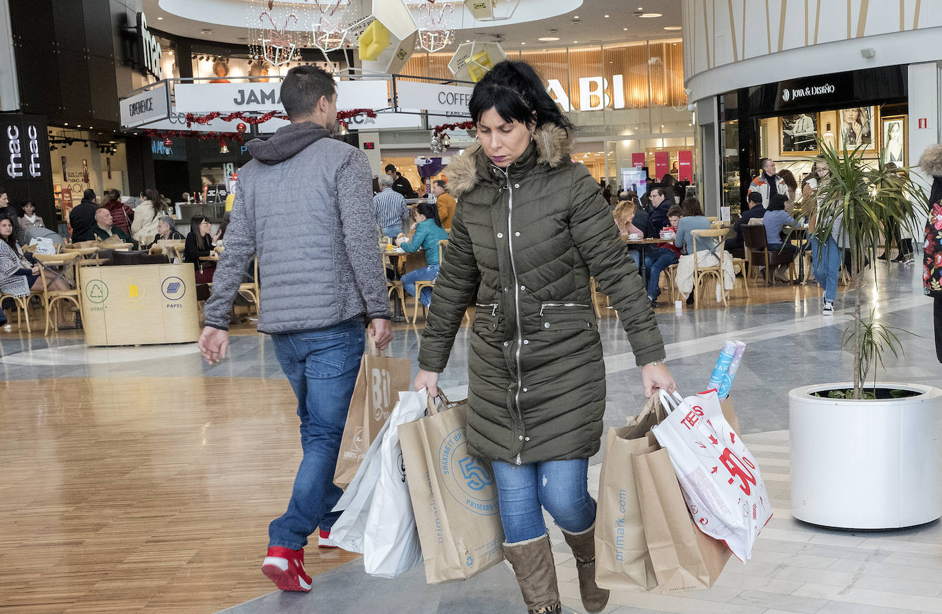 Con motivo de la llegada de los descuentos del mes de enero y con la proximidad del día de Reyes, los vallisoletanos han aprovechado para realizar sus compras llenando los establecimientos de las calles principales y también, el centro comercial Río Shopping