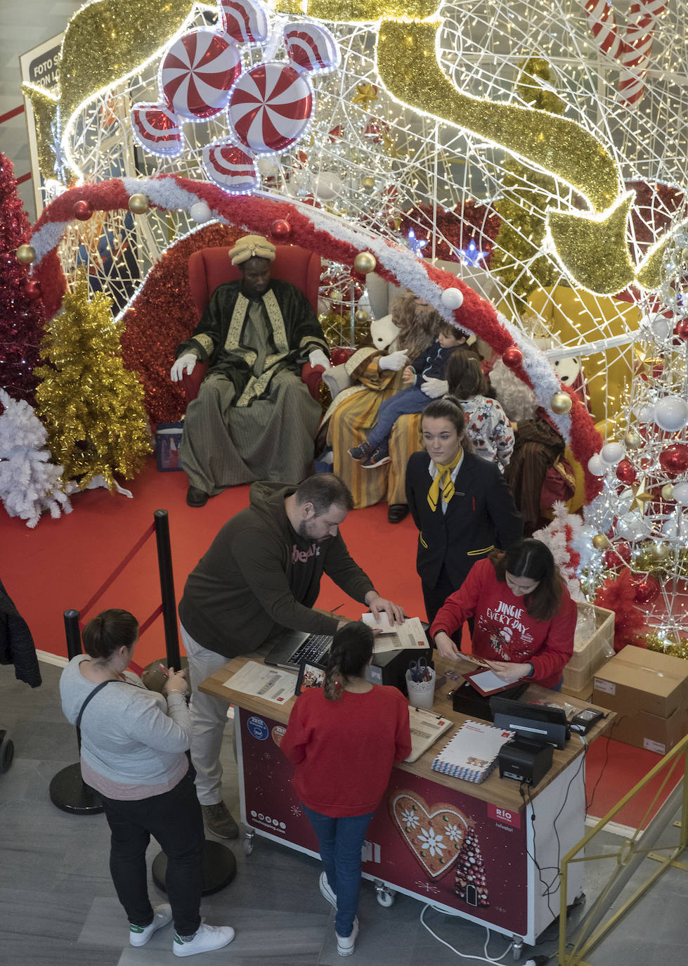 Con motivo de la llegada de los descuentos del mes de enero y con la proximidad del día de Reyes, los vallisoletanos han aprovechado para realizar sus compras llenando los establecimientos de las calles principales y también, el centro comercial Río Shopping