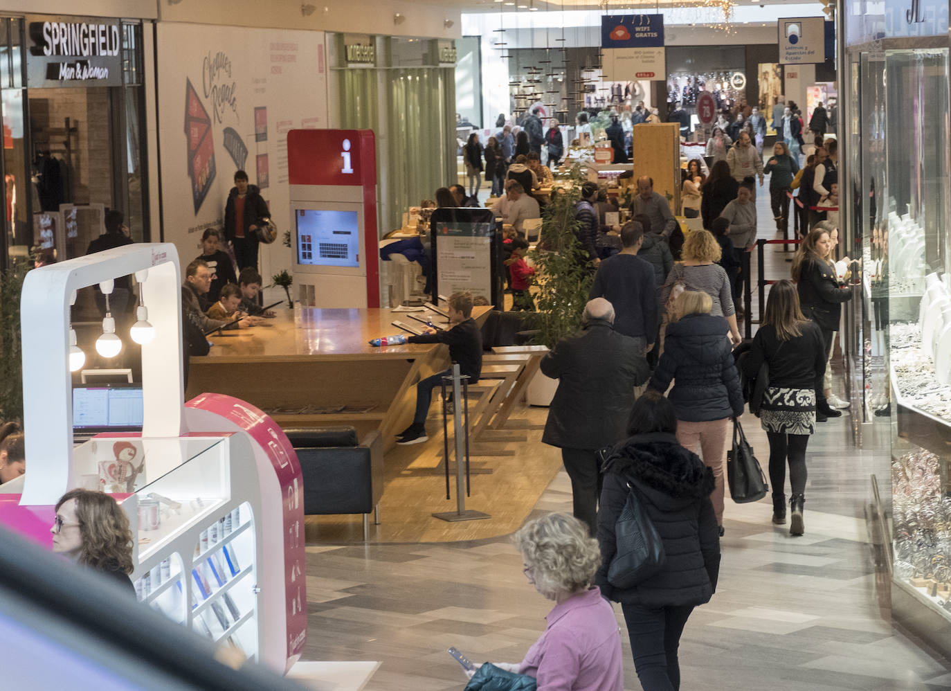 Con motivo de la llegada de los descuentos del mes de enero y con la proximidad del día de Reyes, los vallisoletanos han aprovechado para realizar sus compras llenando los establecimientos de las calles principales y también, el centro comercial Río Shopping