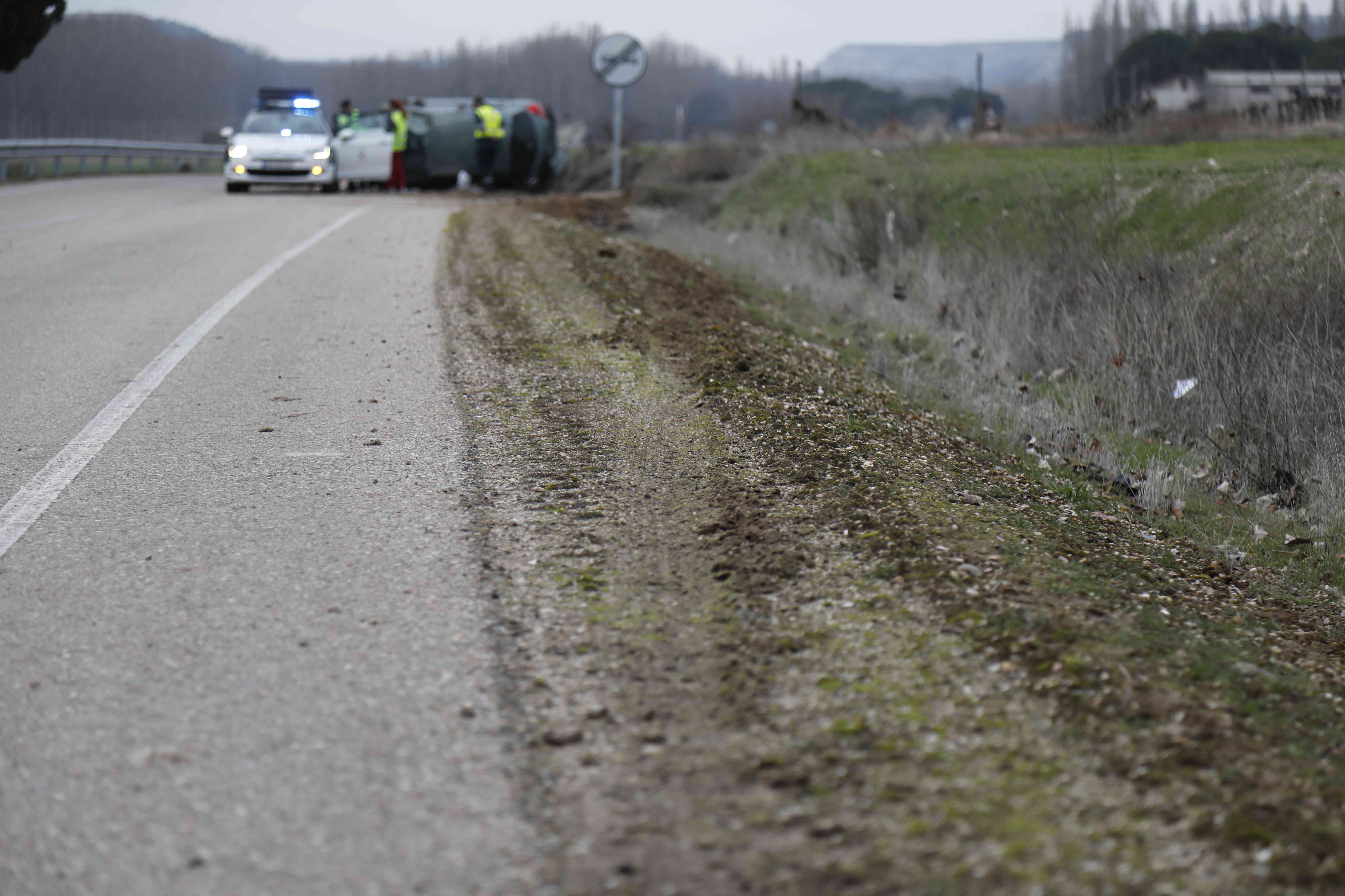 Una mujer resultó herida leve mientras que el turismo en el que viajaba sufrió importantes daños tras salirse de la vía y quedar volcado.