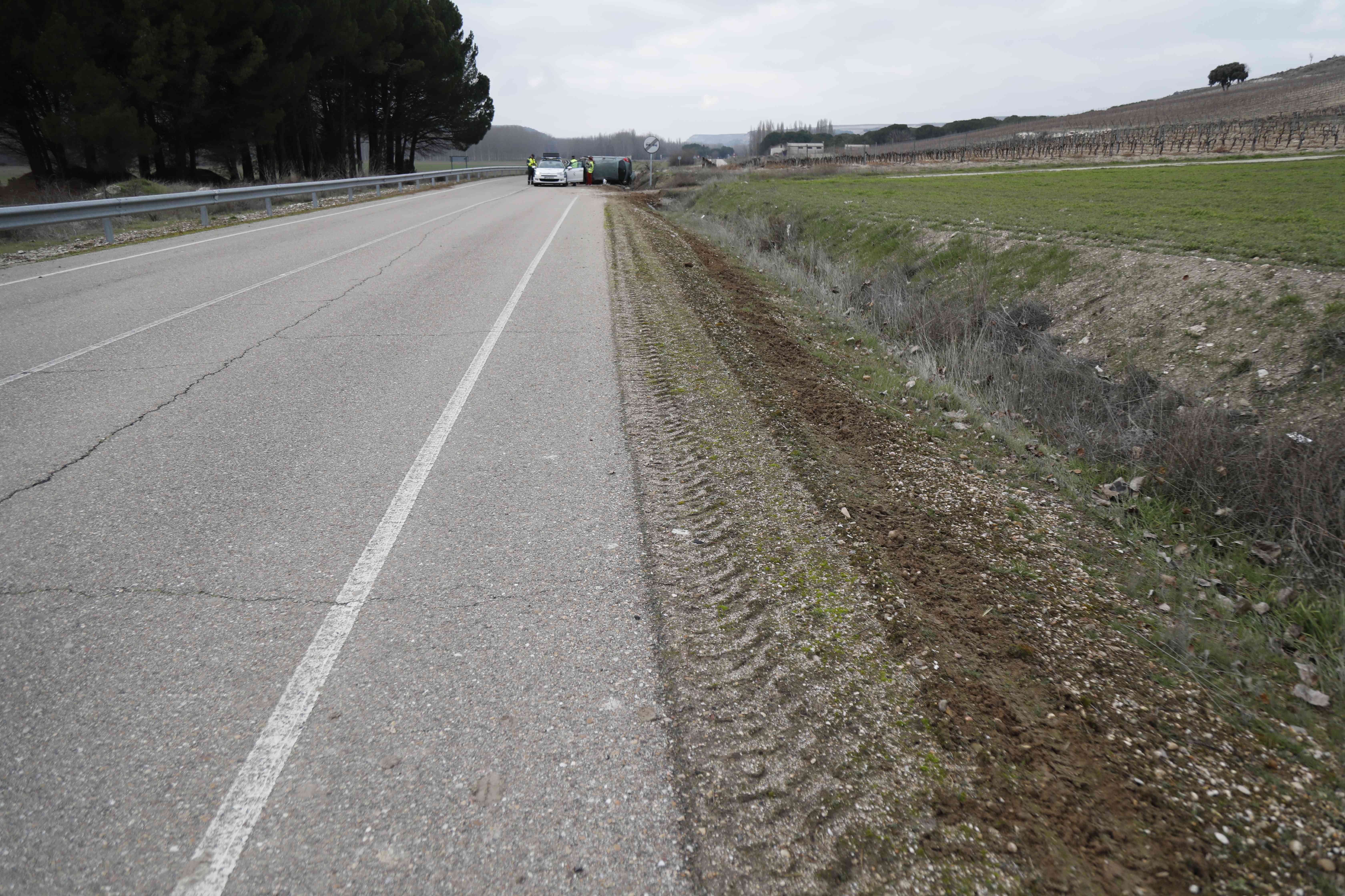 Una mujer resultó herida leve mientras que el turismo en el que viajaba sufrió importantes daños tras salirse de la vía y quedar volcado.