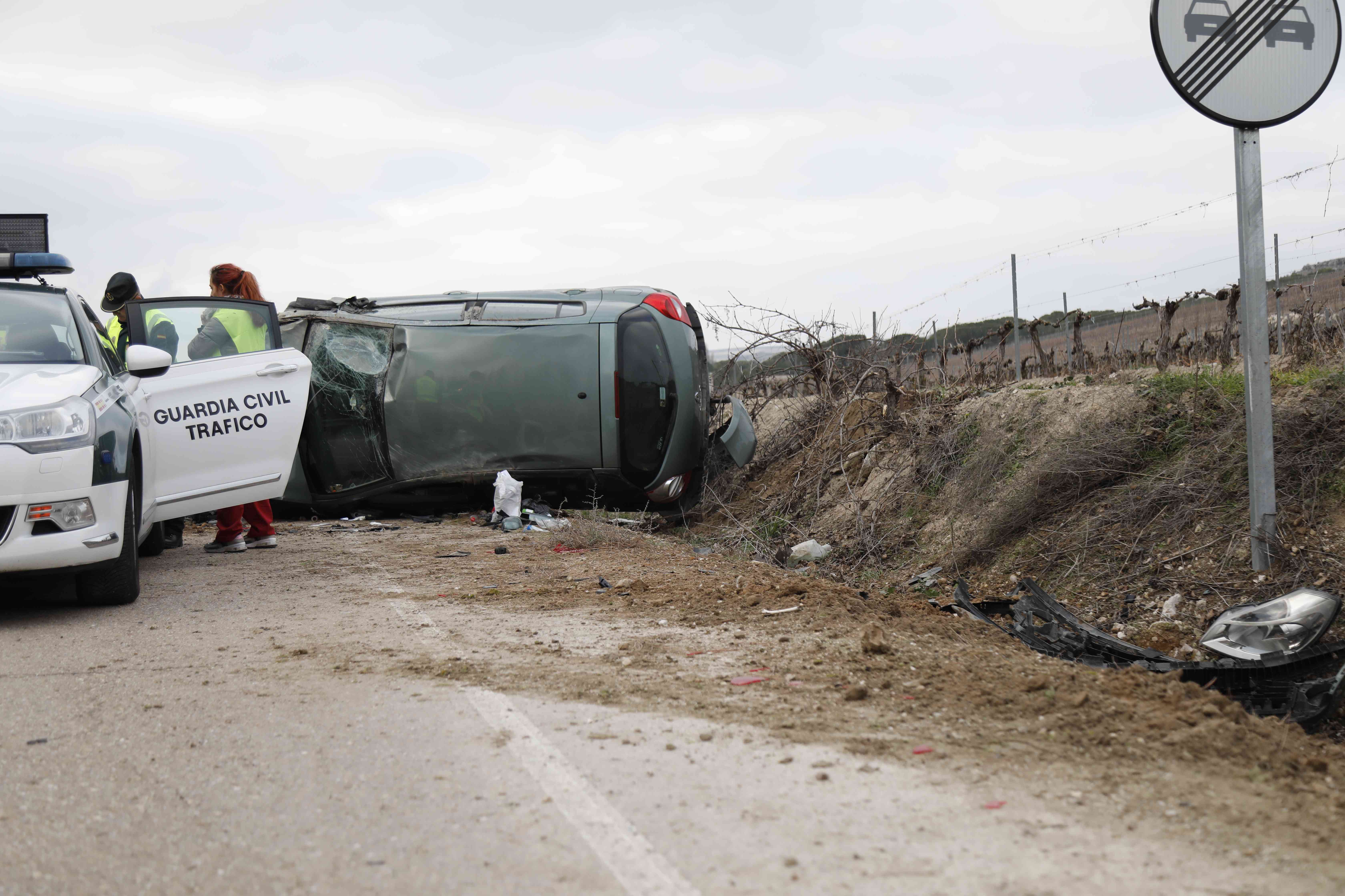 Una mujer resultó herida leve mientras que el turismo en el que viajaba sufrió importantes daños tras salirse de la vía y quedar volcado.