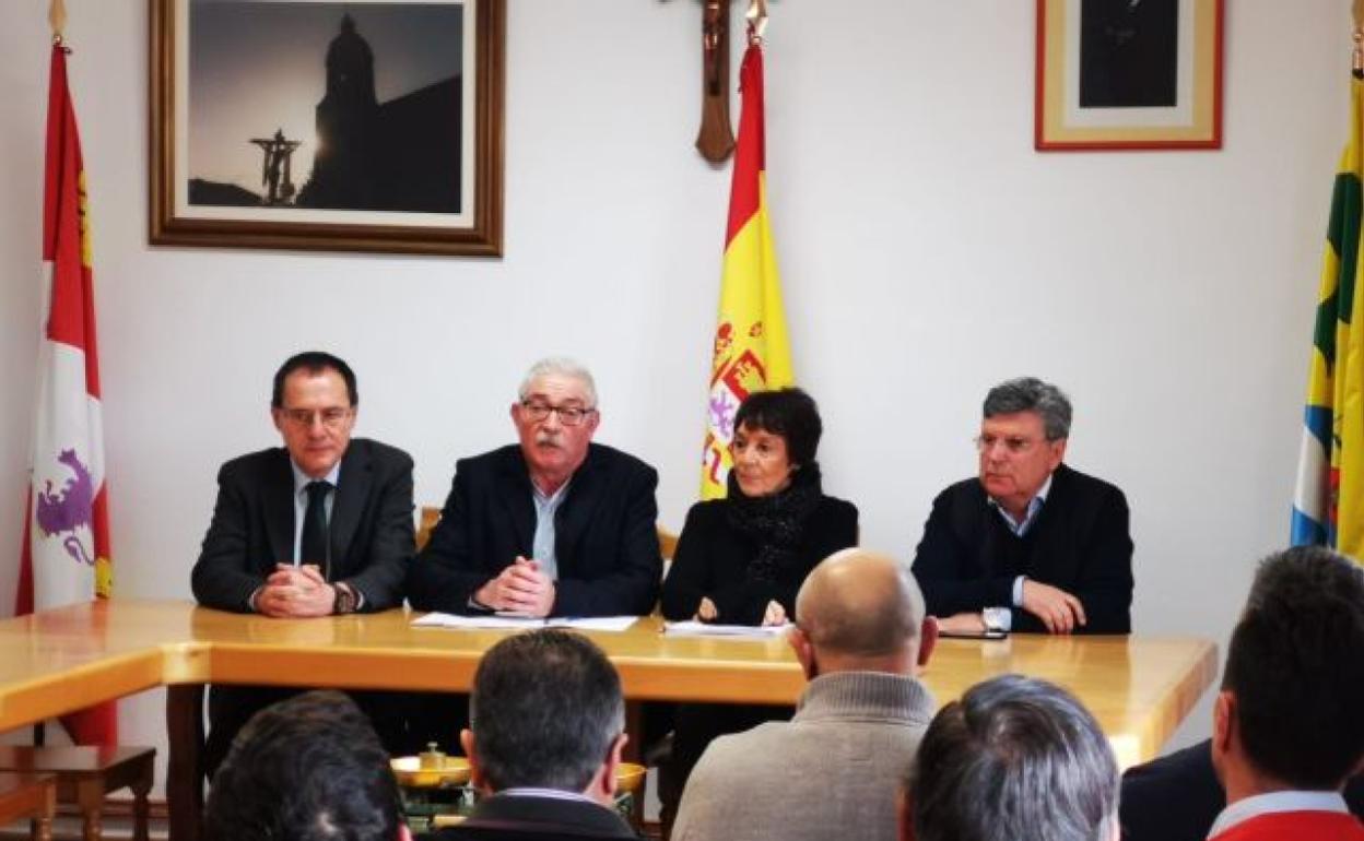 La delegada del Gobierno en Castilla y León, en la reunión con alcaldes de la comarca de Benavente. 