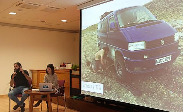 Pablo Suárez y Elisa Choya junto a una pantalla con la imagen de 'Hojalata', la furgoneta con la que recorren el continente americano. 