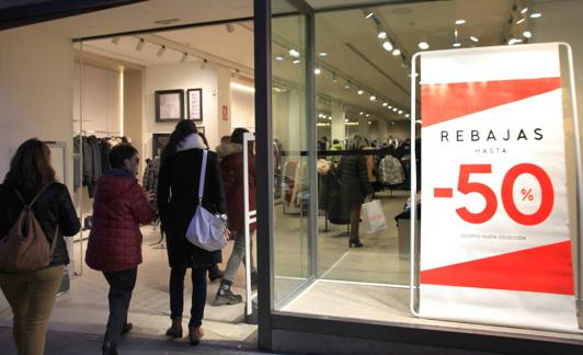 Cartel de rebajas en el escaparate de un comercio de la ciudad. 