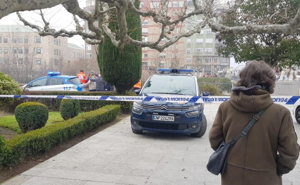 Imagen de los efectivos de Policía Nacional y Local en el lugar del suceso junto a Bomberos León. 