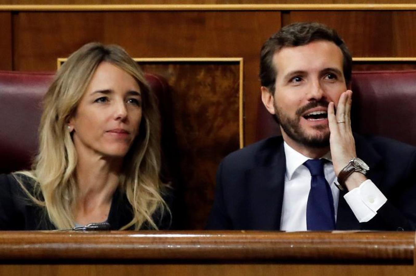 Casado gesticula durante la intervención de Sánchez