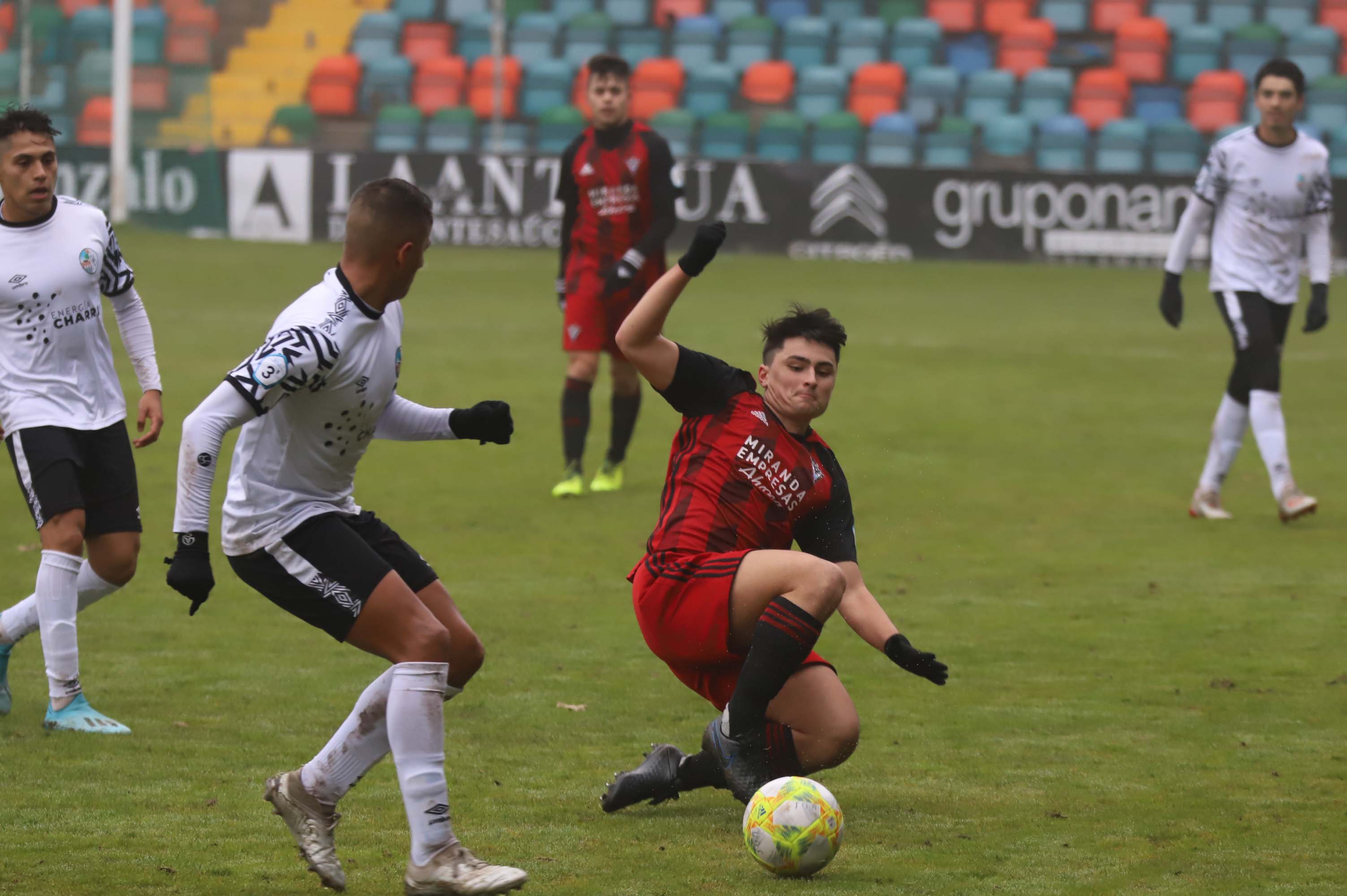 Fotos: El Salamanca B rasca tres puntos al Mirandés B (1-0) para cerrar la primera vuelta