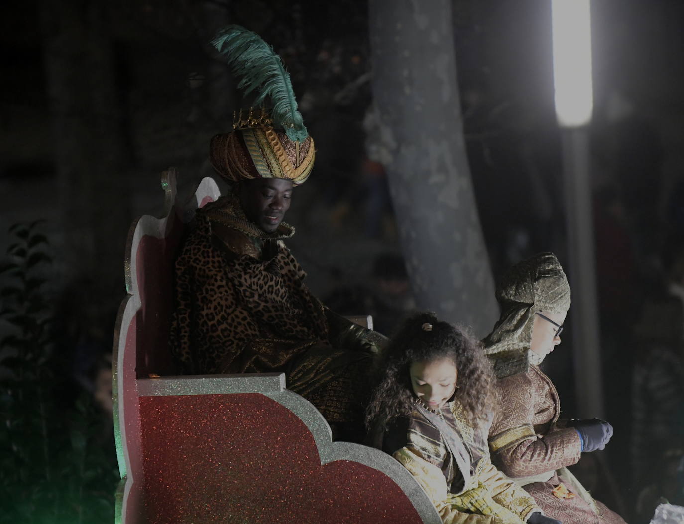 Sus majestadeslos Reyes Magos han abarrotado las calles del centro de Valladolid en su tradicional cabalgata. 