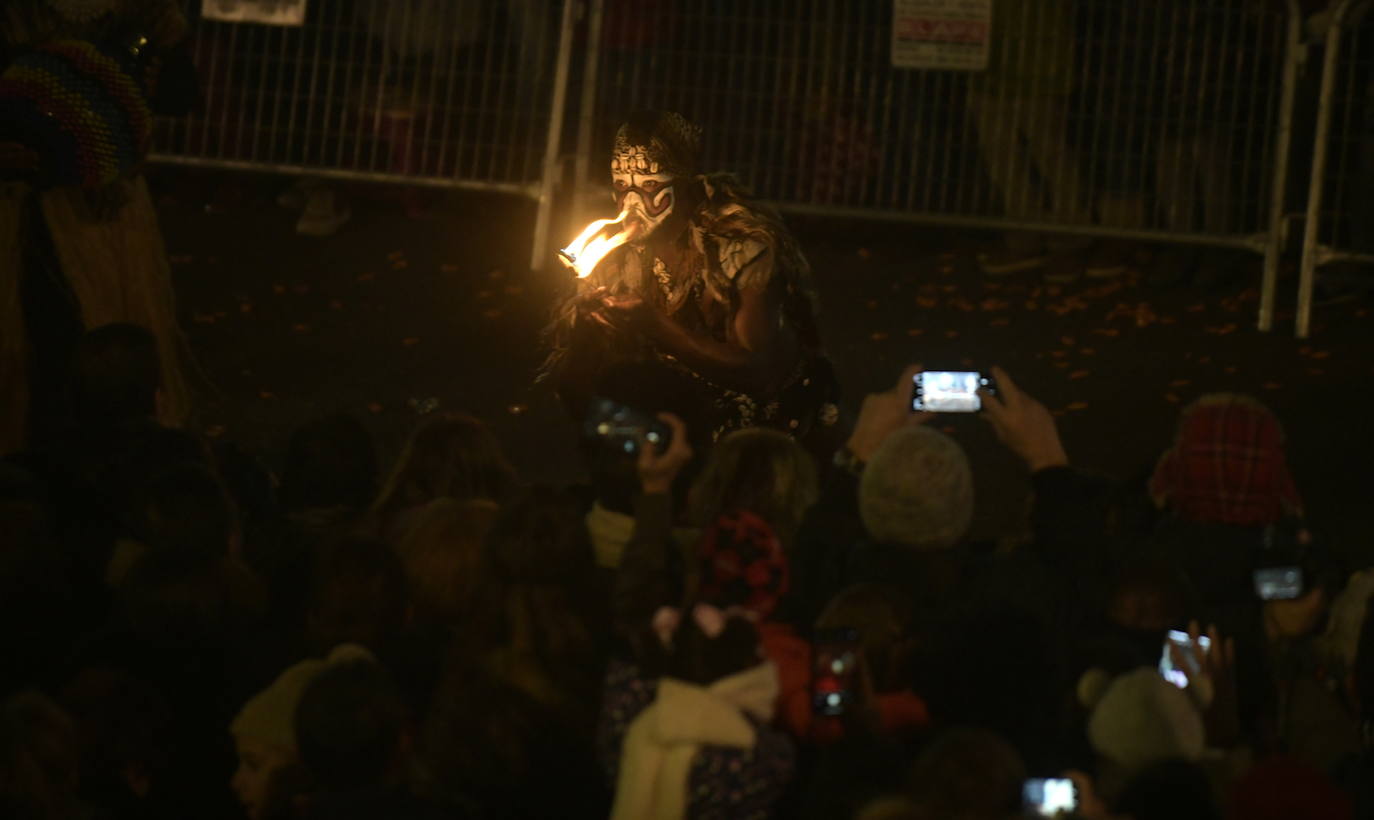 Sus majestadeslos Reyes Magos han abarrotado las calles del centro de Valladolid en su tradicional cabalgata. 