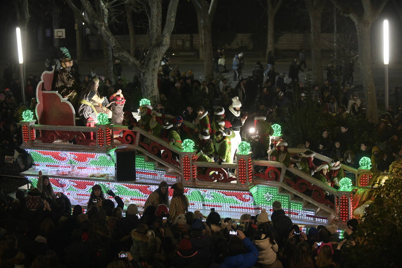Sus majestadeslos Reyes Magos han abarrotado las calles del centro de Valladolid en su tradicional cabalgata. 