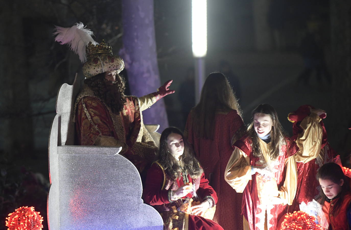 Sus majestadeslos Reyes Magos han abarrotado las calles del centro de Valladolid en su tradicional cabalgata. 