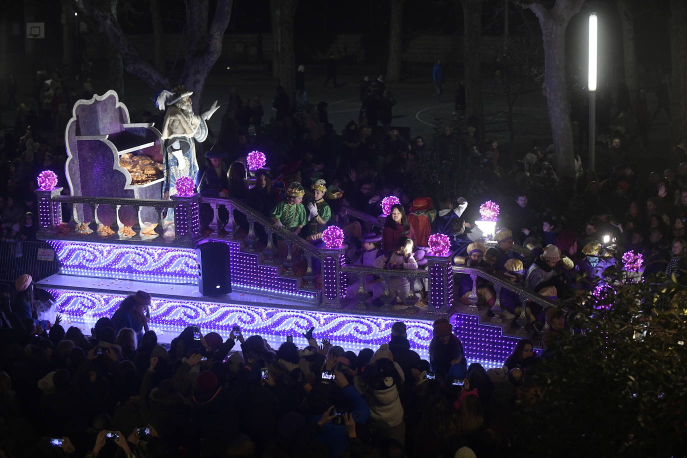 Sus majestadeslos Reyes Magos han abarrotado las calles del centro de Valladolid en su tradicional cabalgata. 