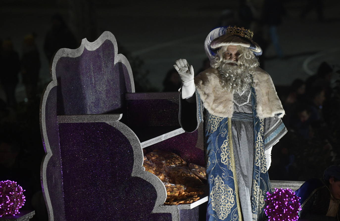 Sus majestadeslos Reyes Magos han abarrotado las calles del centro de Valladolid en su tradicional cabalgata. 