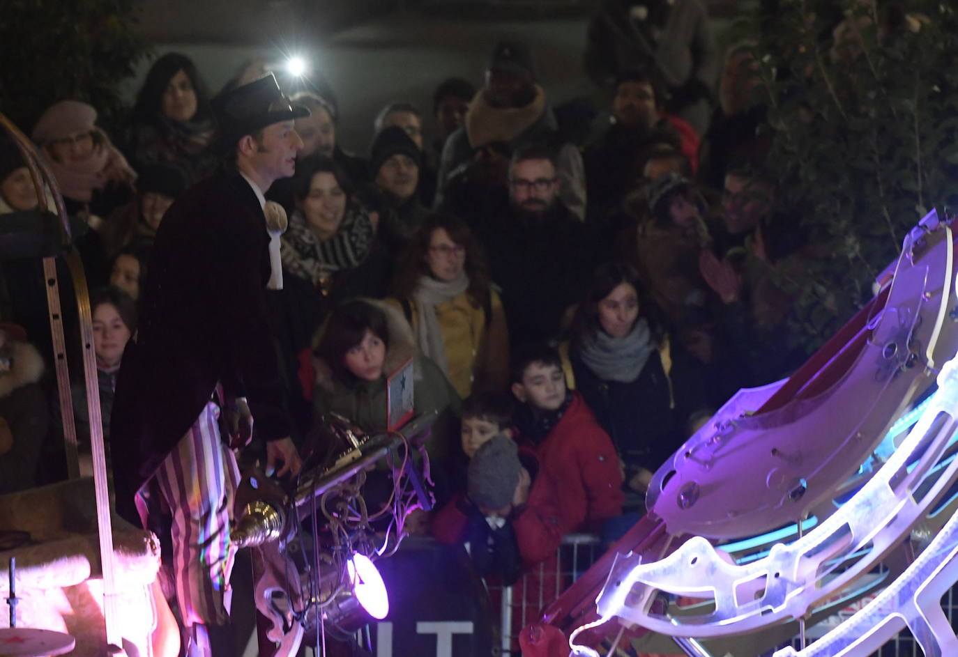 Sus majestadeslos Reyes Magos han abarrotado las calles del centro de Valladolid en su tradicional cabalgata. 
