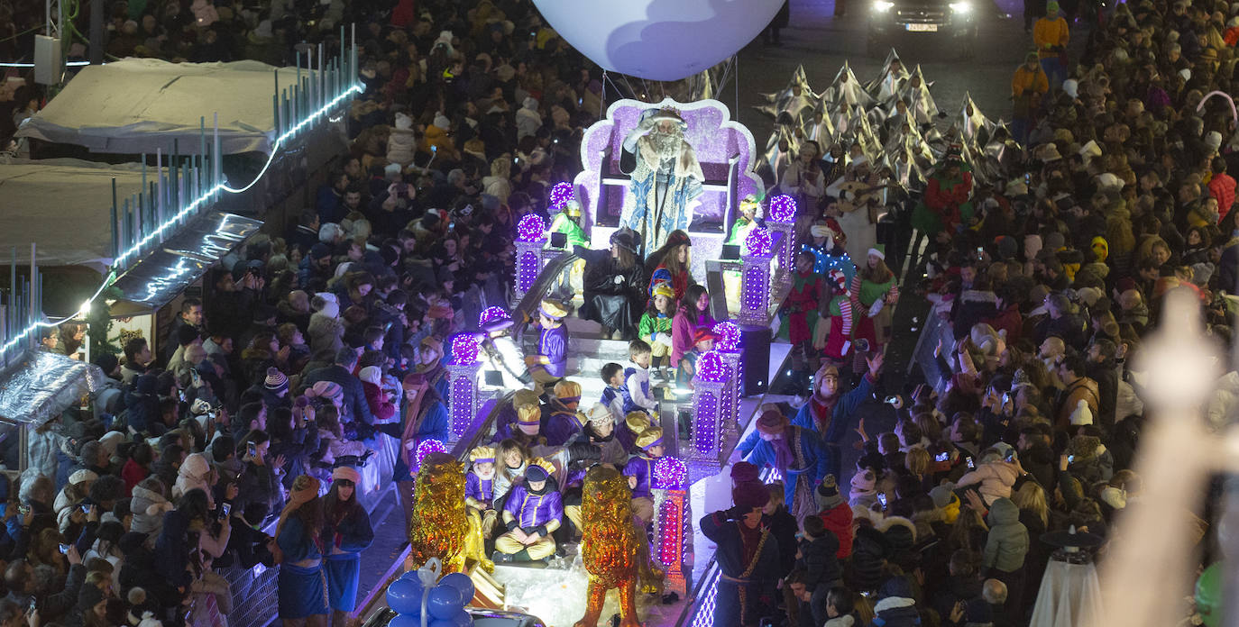 Sus majestadeslos Reyes Magos han abarrotado las calles del centro de Valladolid en su tradicional cabalgata. 