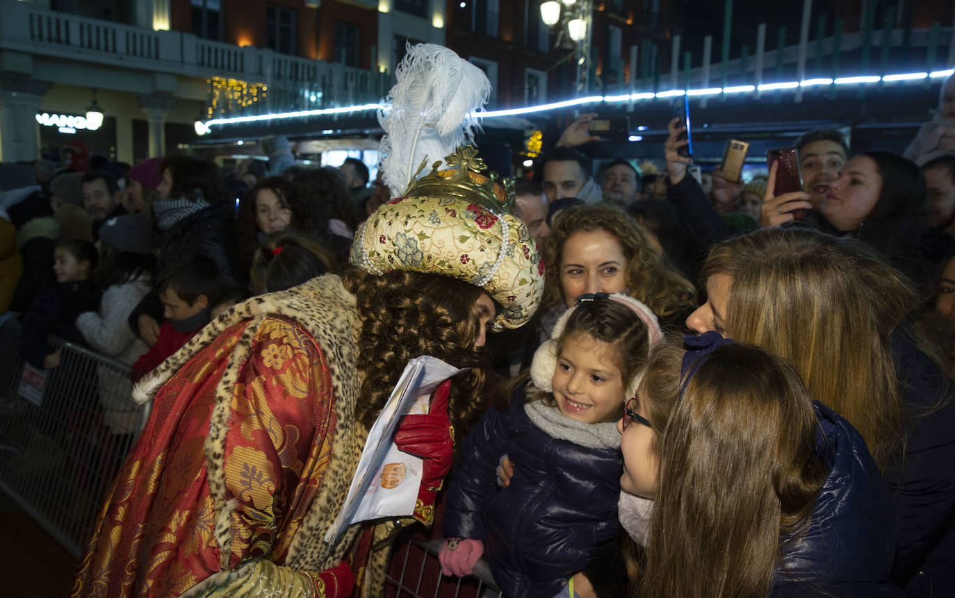 Sus majestadeslos Reyes Magos han abarrotado las calles del centro de Valladolid en su tradicional cabalgata. 