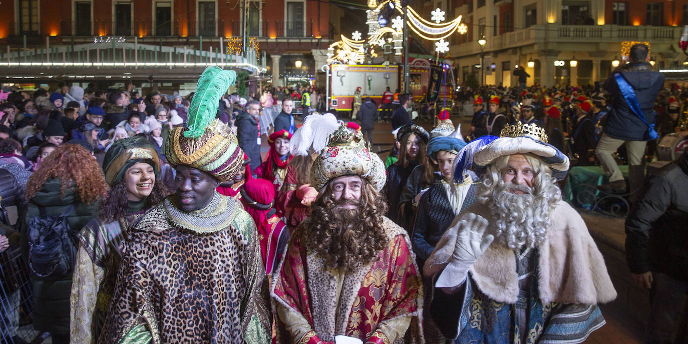 Sus majestadeslos Reyes Magos han abarrotado las calles del centro de Valladolid en su tradicional cabalgata. 