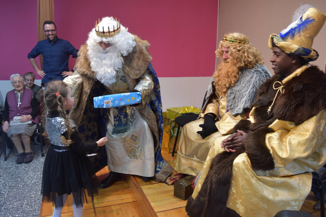 Los Reyes Magos en la cabalgata de aguilar.