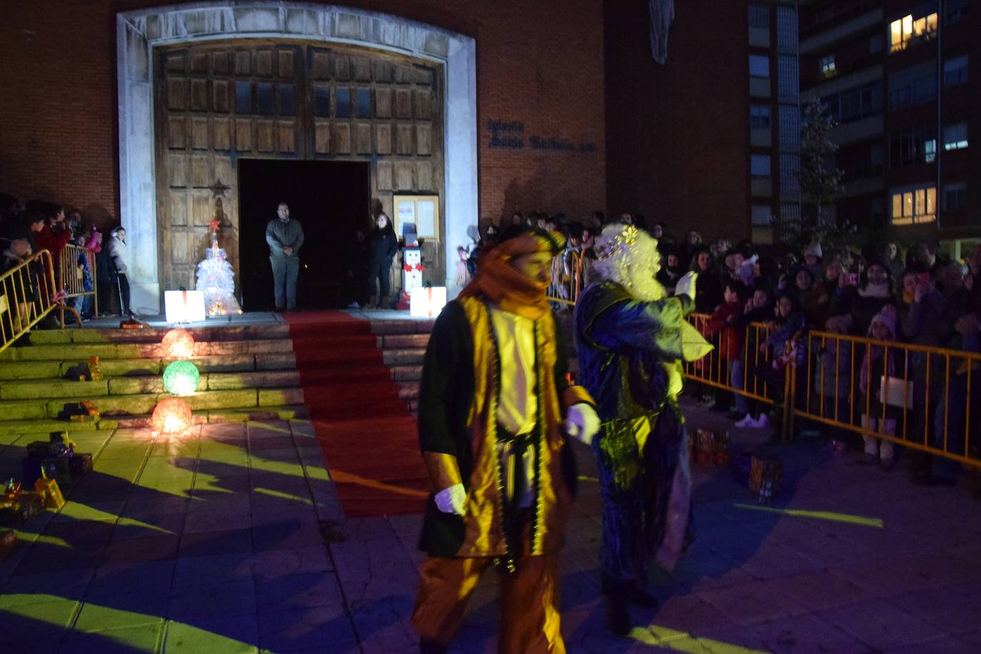Los Reyes Magos ilusional a los niños de Guardo.
