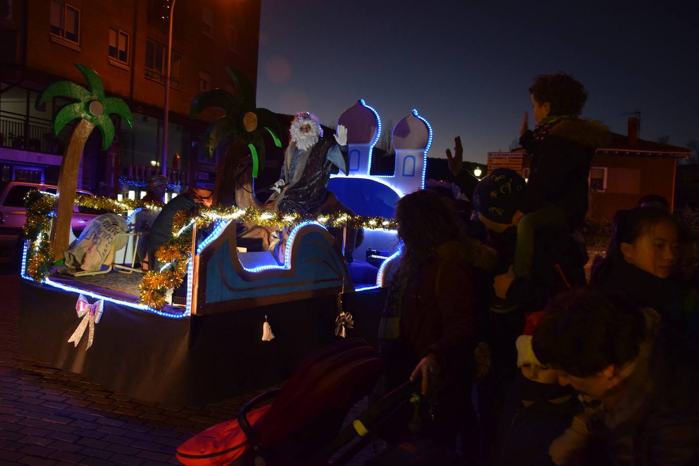 Los Reyes Magos ilusional a los niños de Guardo.