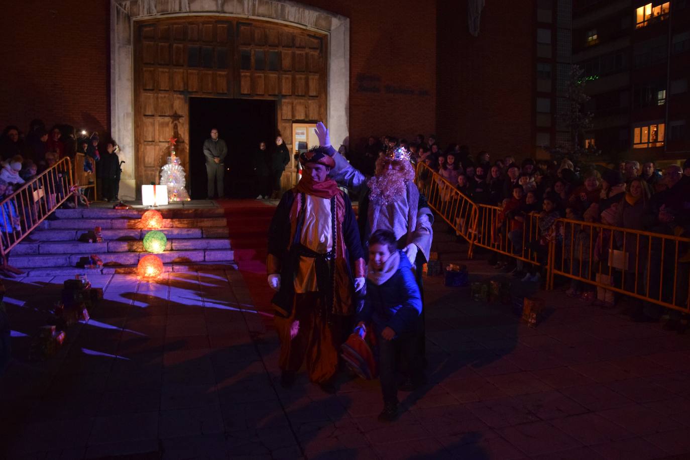 Los Reyes Magos ilusional a los niños de Guardo.