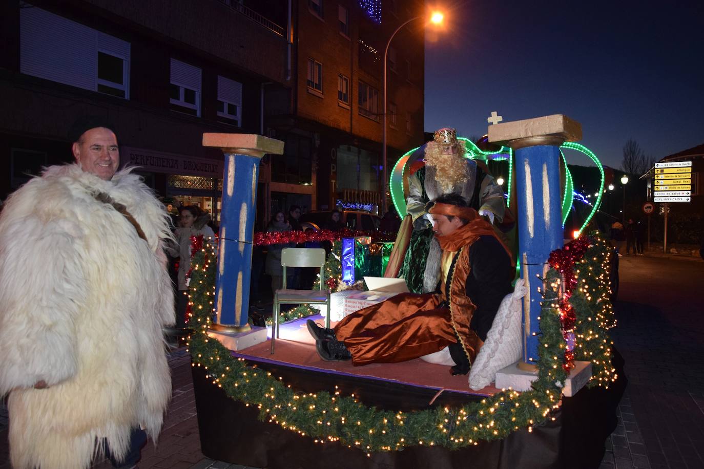 Los Reyes Magos ilusional a los niños de Guardo.