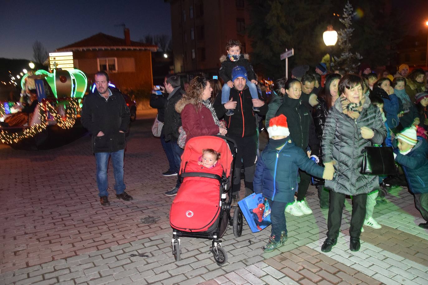 Los Reyes Magos ilusional a los niños de Guardo.