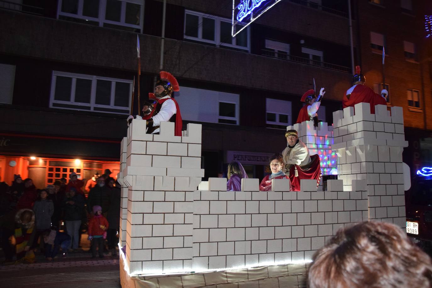 Los Reyes Magos ilusional a los niños de Guardo.