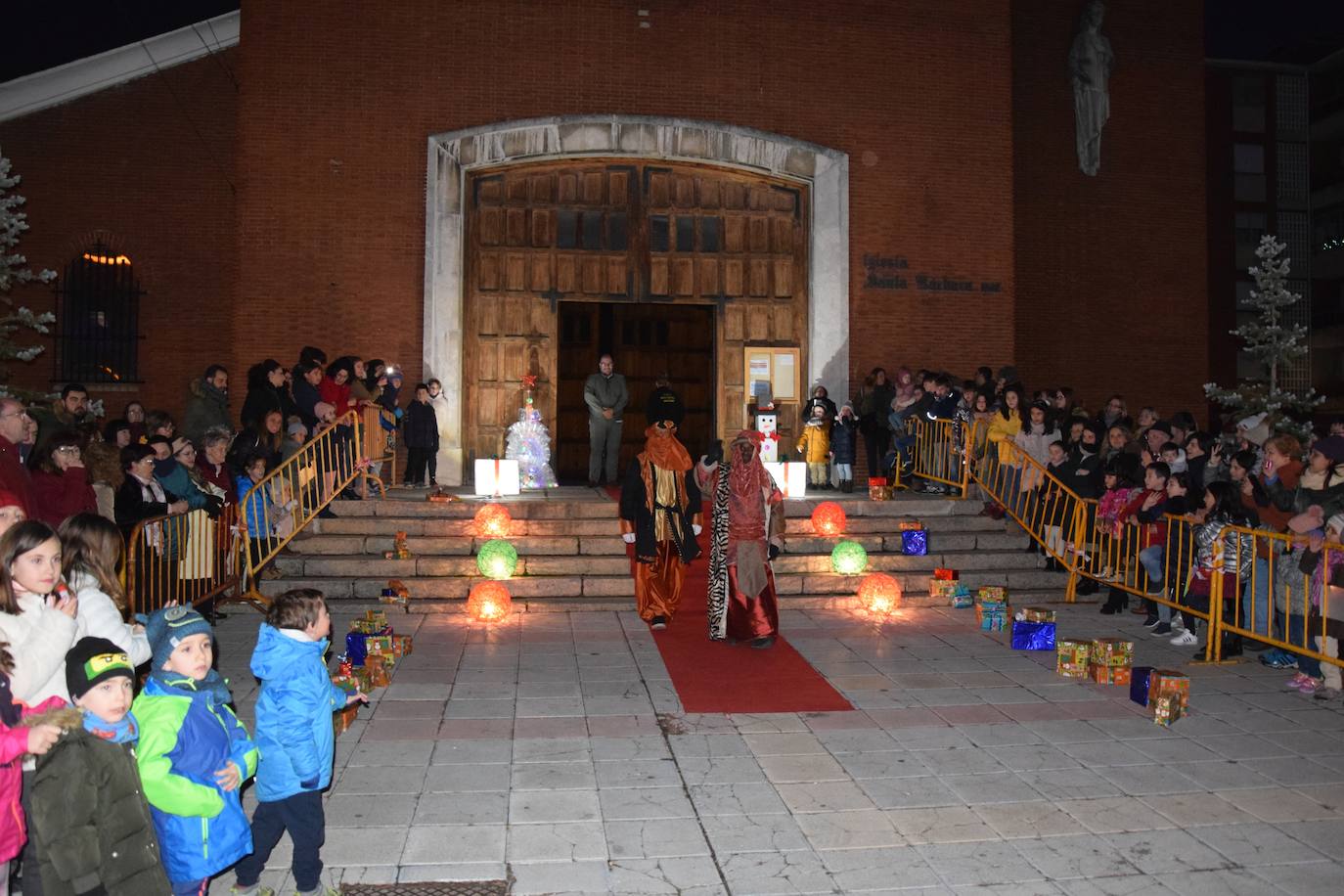 Los Reyes Magos ilusional a los niños de Guardo.