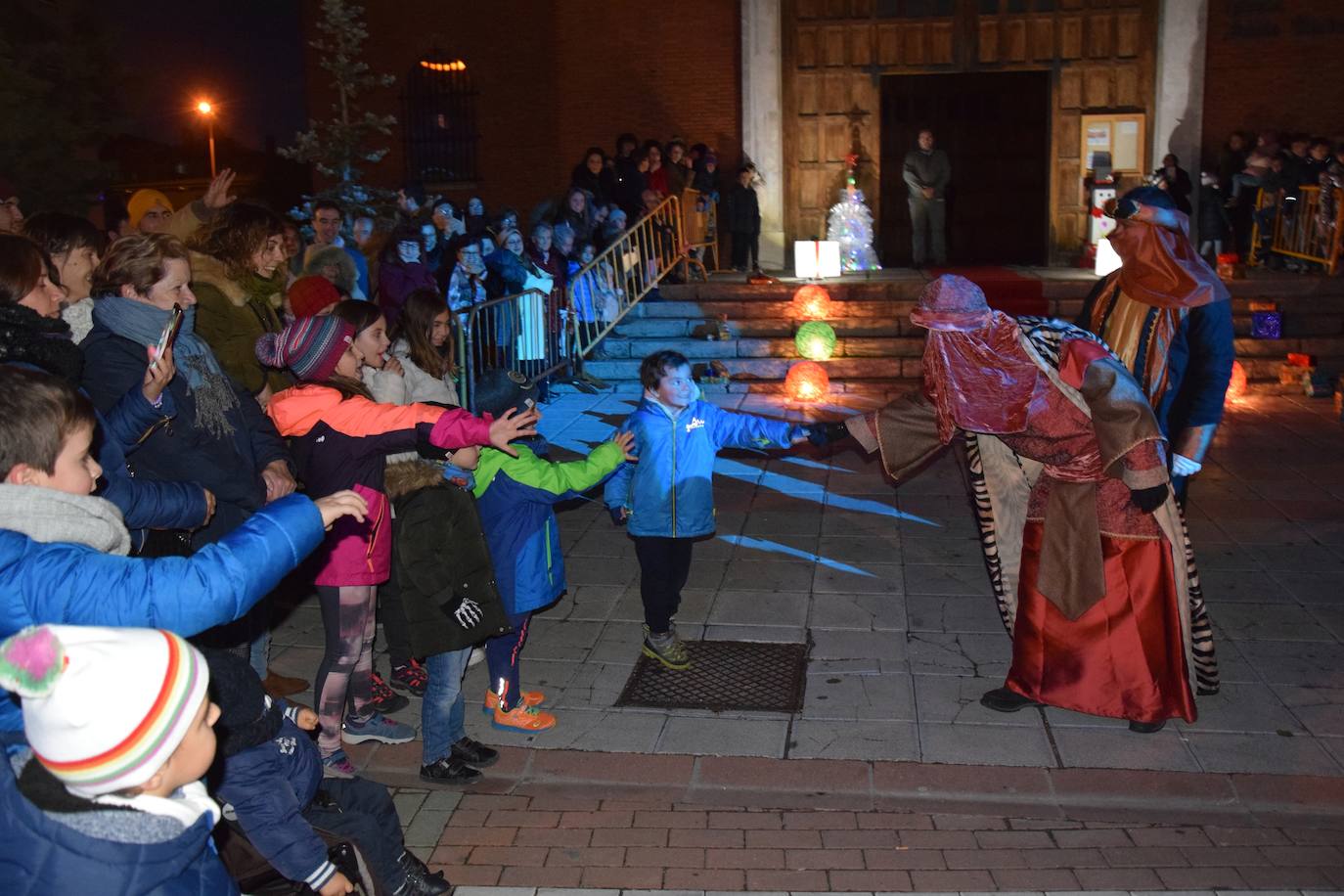 Los Reyes Magos ilusional a los niños de Guardo.