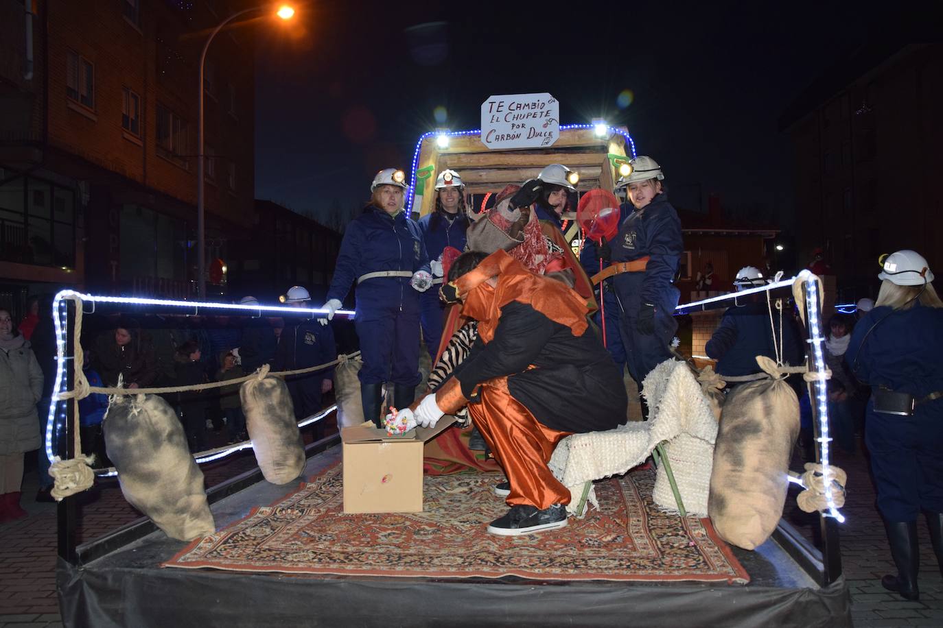 Los Reyes Magos ilusional a los niños de Guardo.