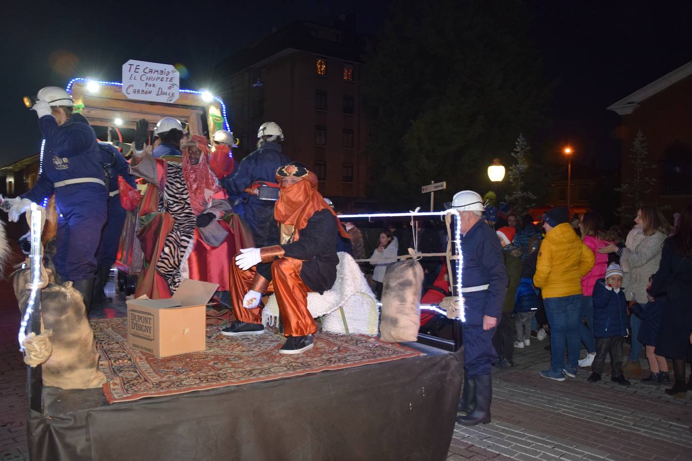 Los Reyes Magos ilusional a los niños de Guardo.