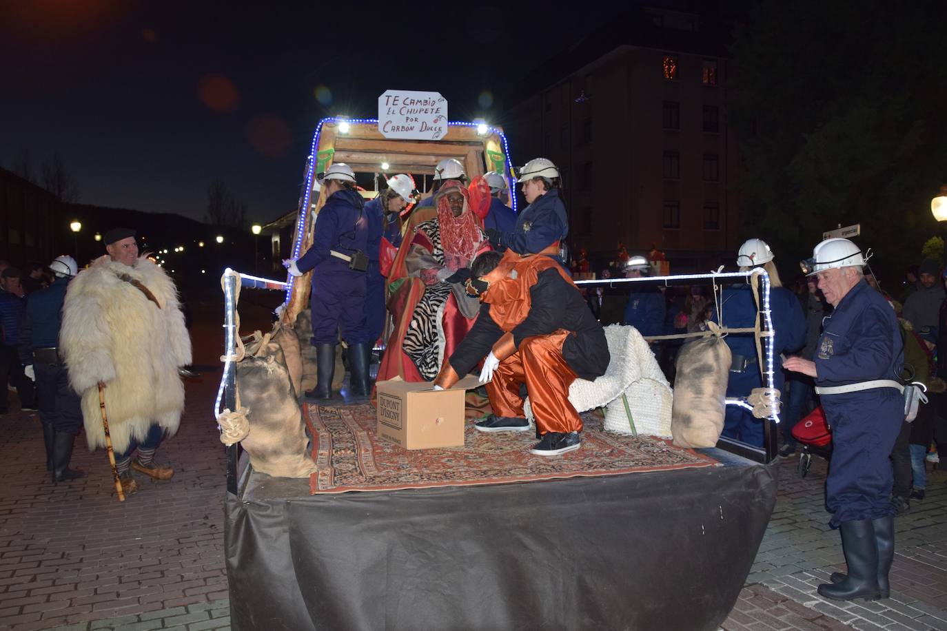 Los Reyes Magos ilusional a los niños de Guardo.