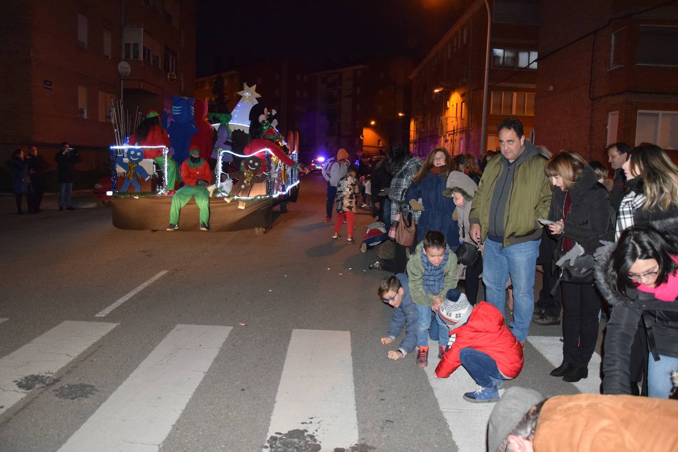 Los Reyes Magos ilusional a los niños de Guardo.