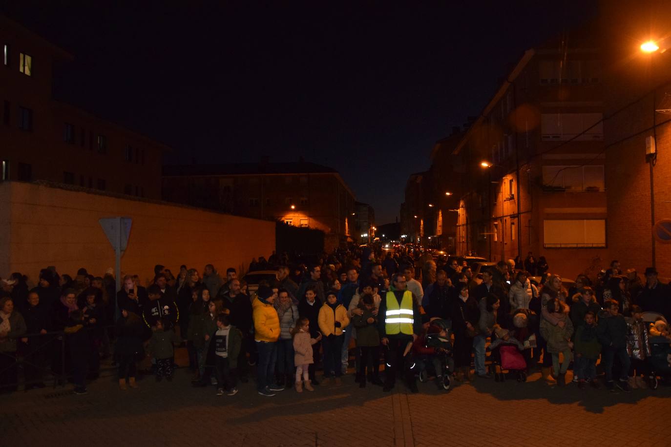 Los Reyes Magos ilusional a los niños de Guardo.