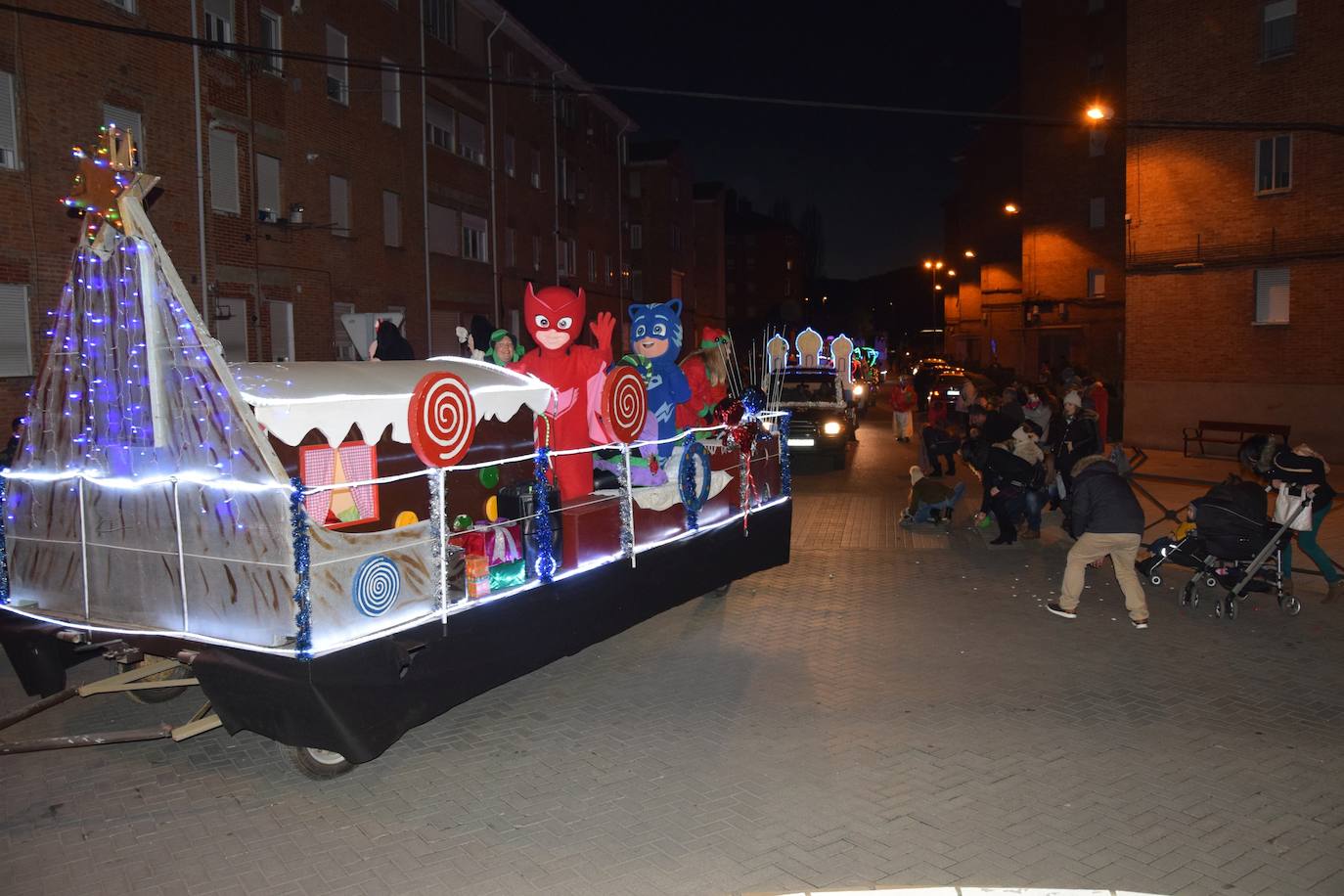 Los Reyes Magos ilusional a los niños de Guardo.