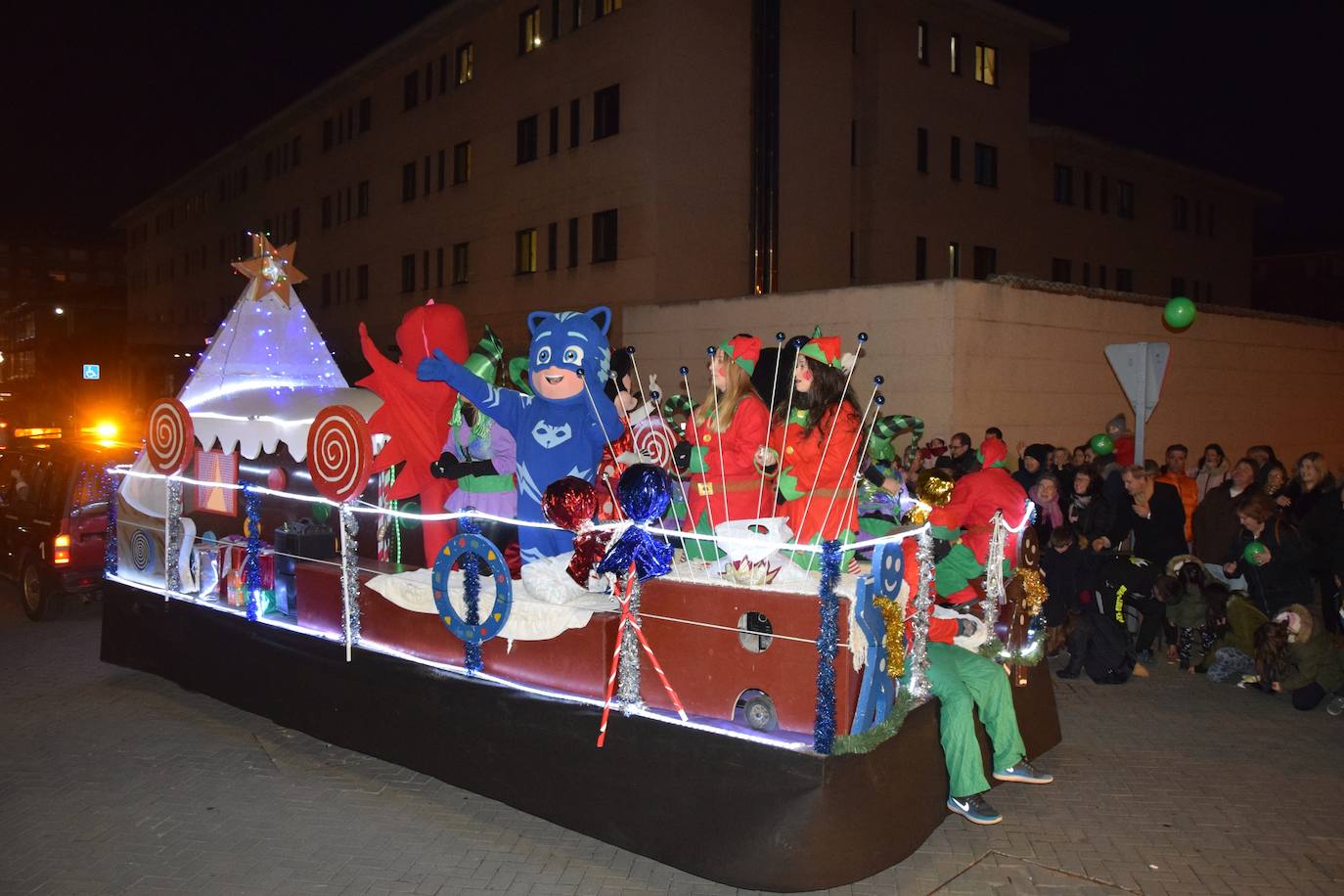 Los Reyes Magos ilusional a los niños de Guardo.