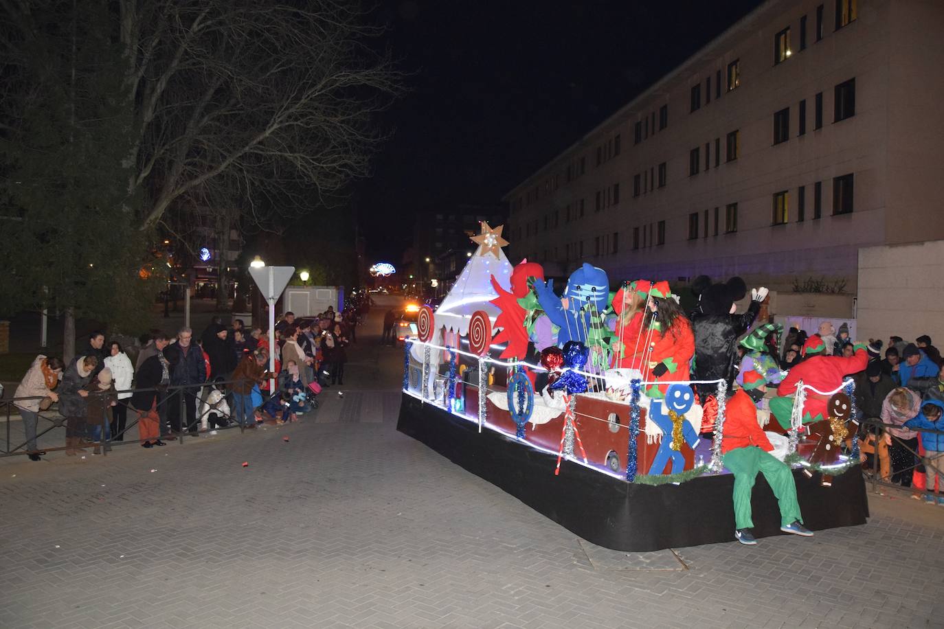 Los Reyes Magos ilusional a los niños de Guardo.