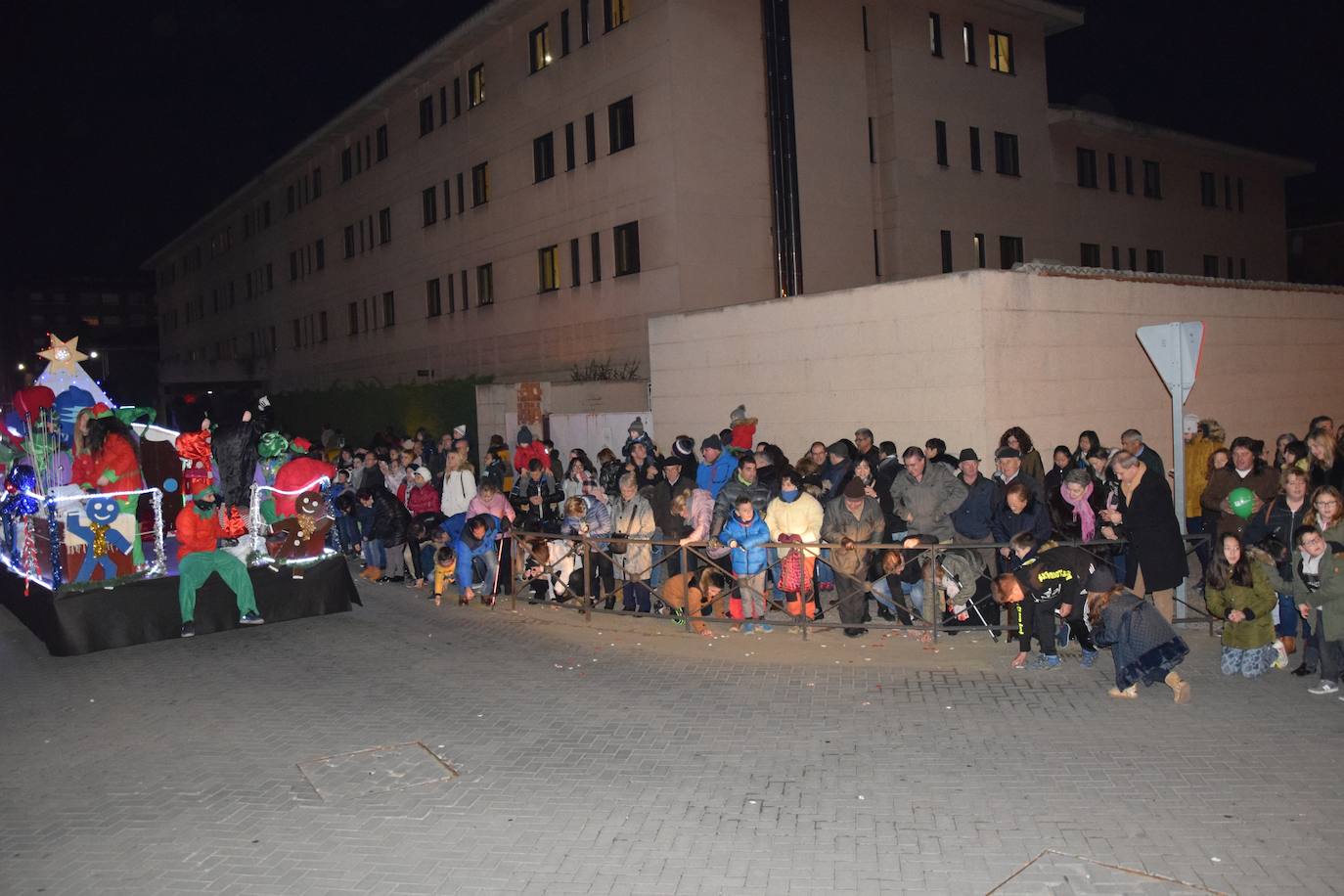 Los Reyes Magos ilusional a los niños de Guardo.