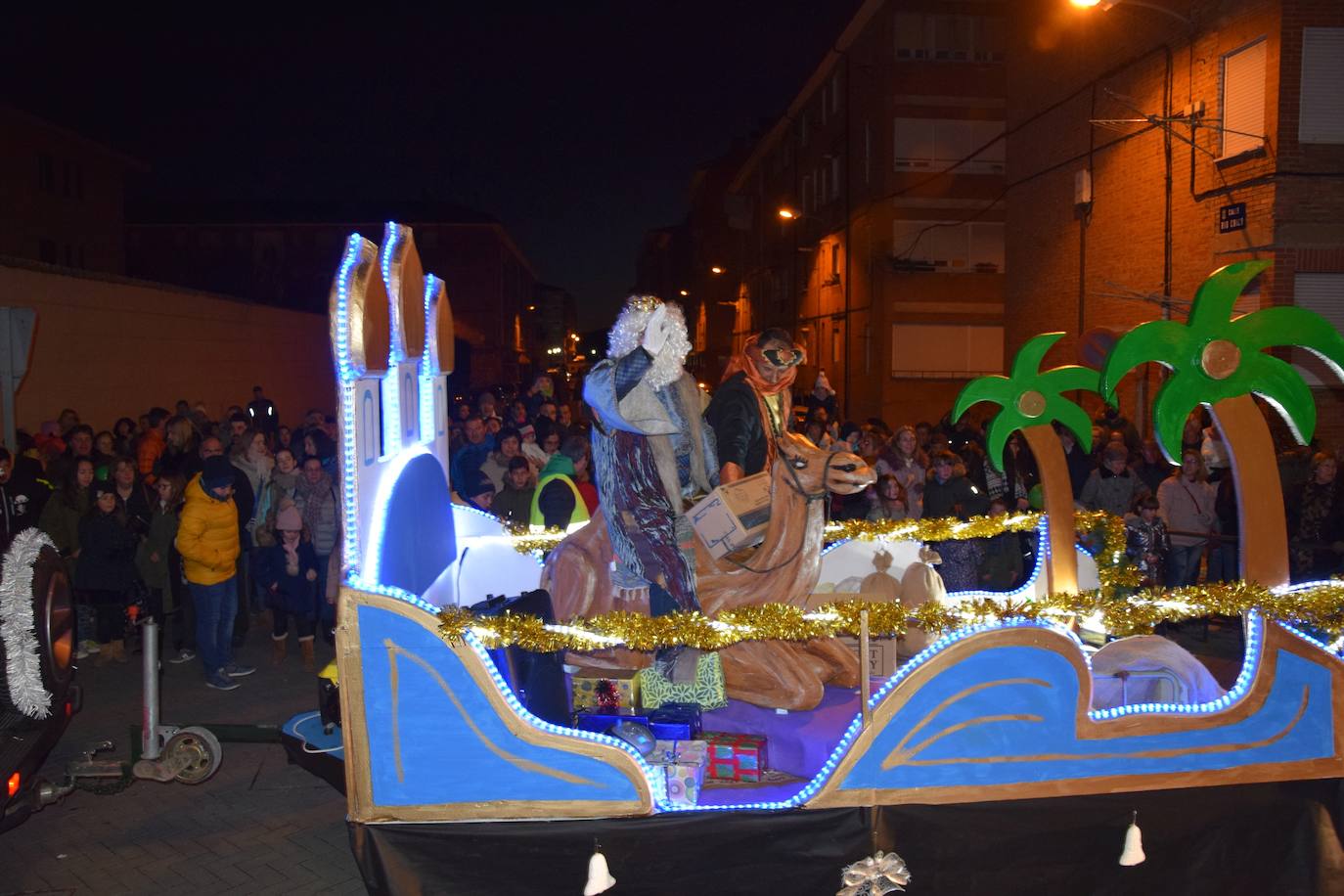 Los Reyes Magos ilusional a los niños de Guardo.
