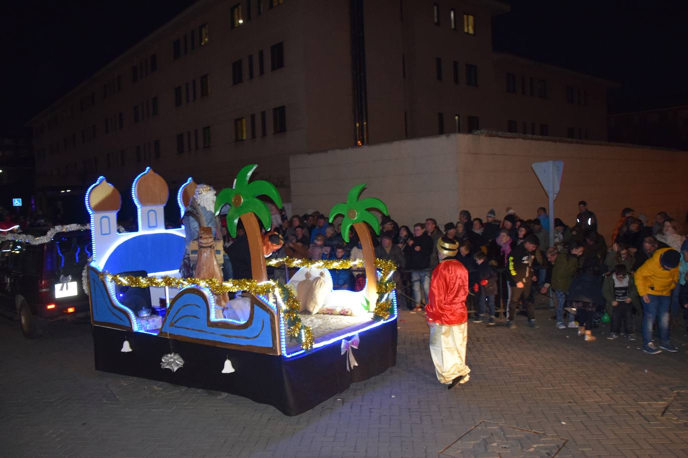 Los Reyes Magos ilusional a los niños de Guardo.