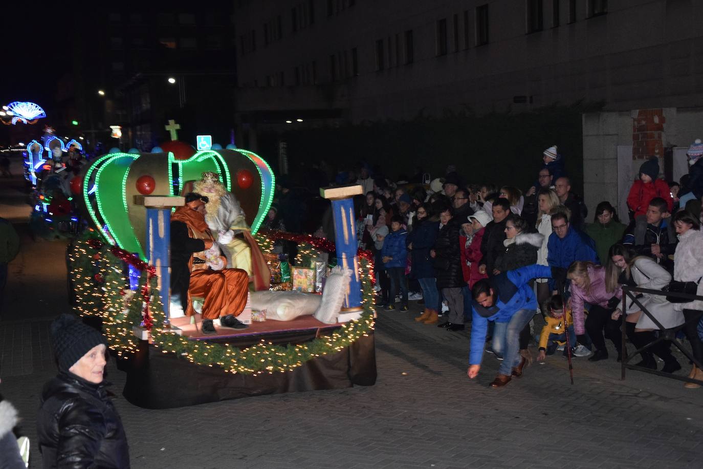Los Reyes Magos ilusional a los niños de Guardo.