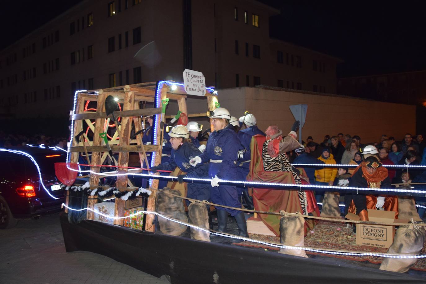 Los Reyes Magos ilusional a los niños de Guardo.