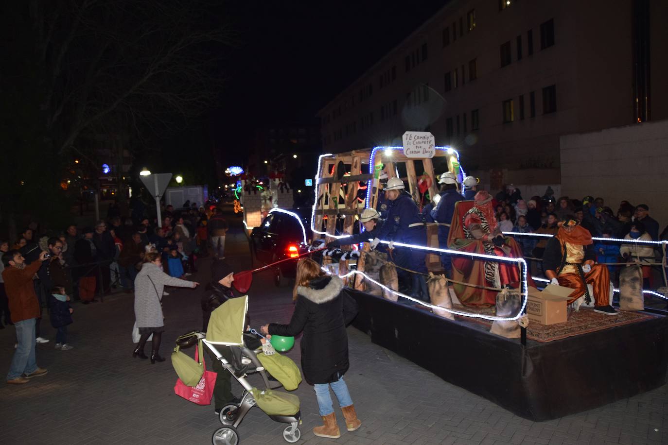 Los Reyes Magos ilusional a los niños de Guardo.