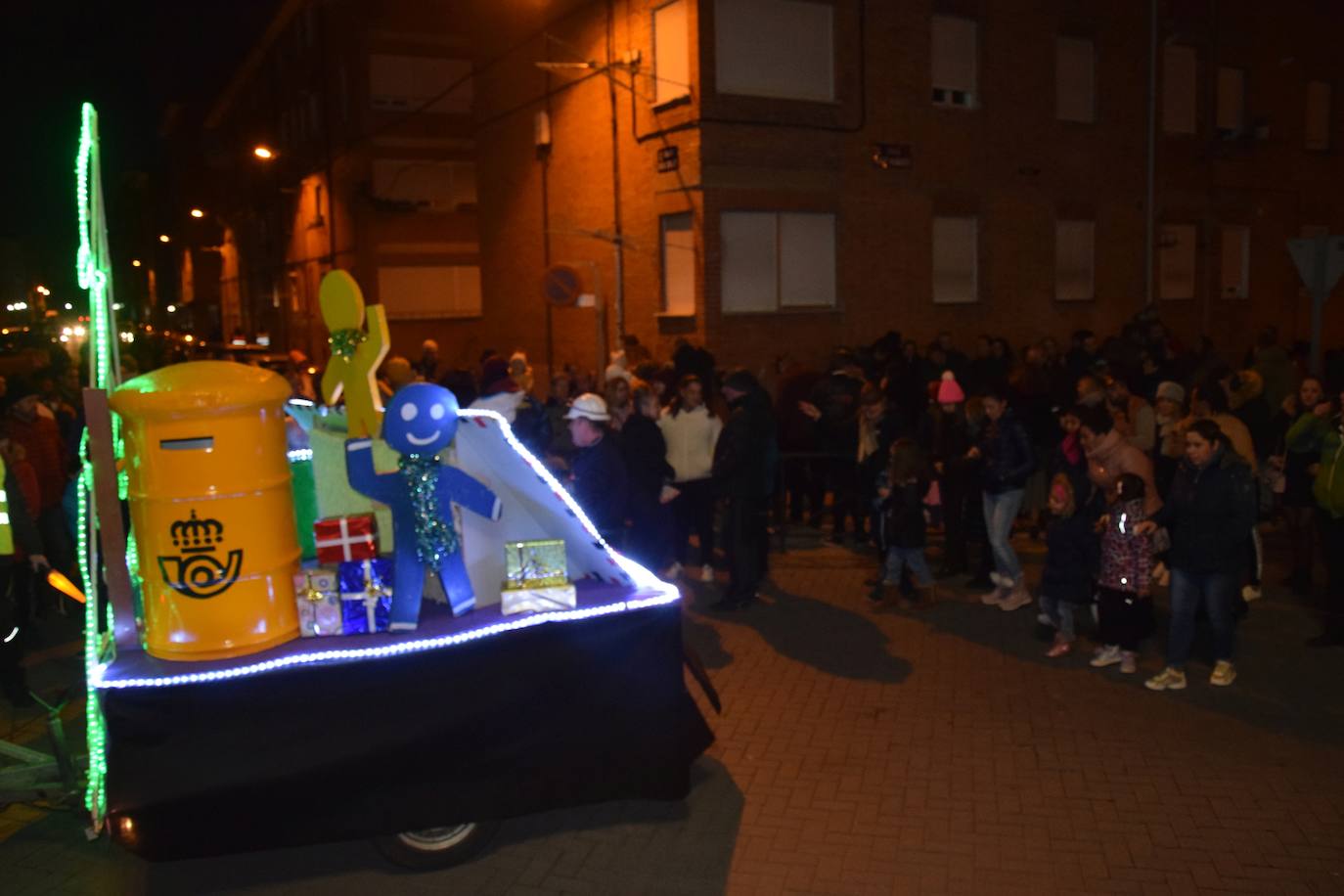 Los Reyes Magos ilusional a los niños de Guardo.