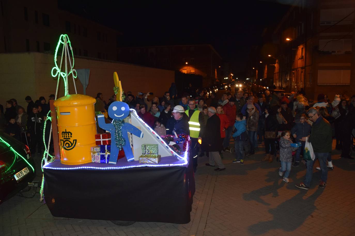 Los Reyes Magos ilusional a los niños de Guardo.