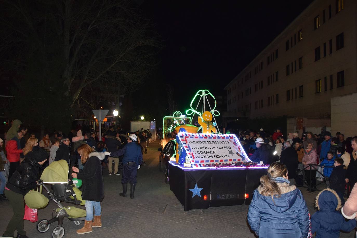 Los Reyes Magos ilusional a los niños de Guardo.