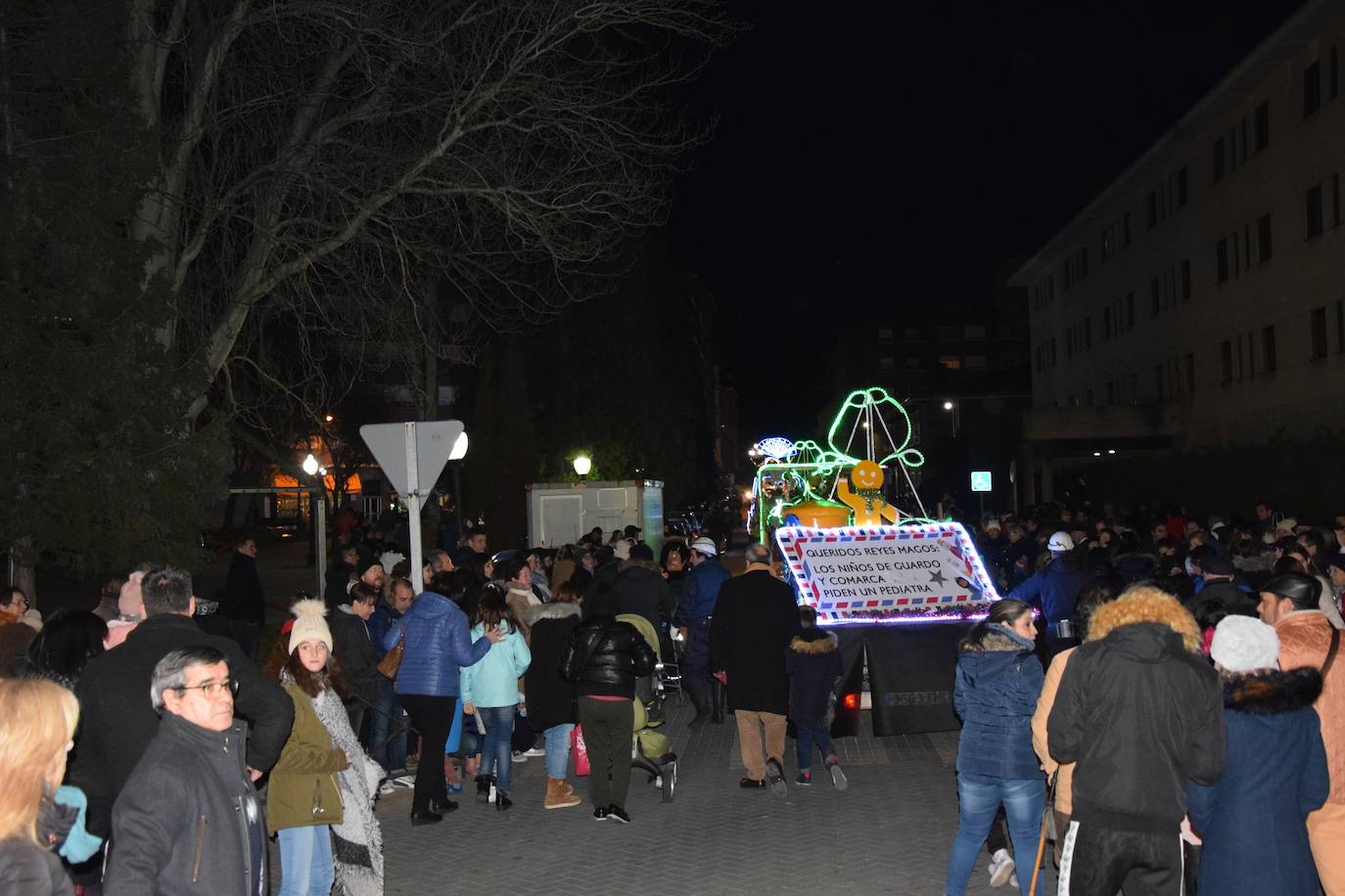 Los Reyes Magos ilusional a los niños de Guardo.